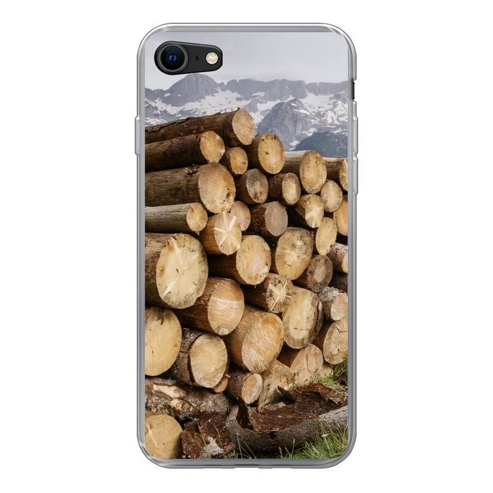 MuchoWow Handyhülle Mehrere Baumstämme sind in einer verschneiten Berglandschaft Handyhülle Apple iPhone 8 Smartphone-Bumper Print Handy Schutzhülle