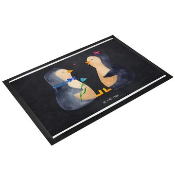 Fußmatte 60 x 90 cm Pinguin Pärchen - Kreidetafel - Geschenk, Hochzeitstag, Sc, Mr. & Mrs. Panda, Höhe: 0.3 mm, Gummirand und Design
