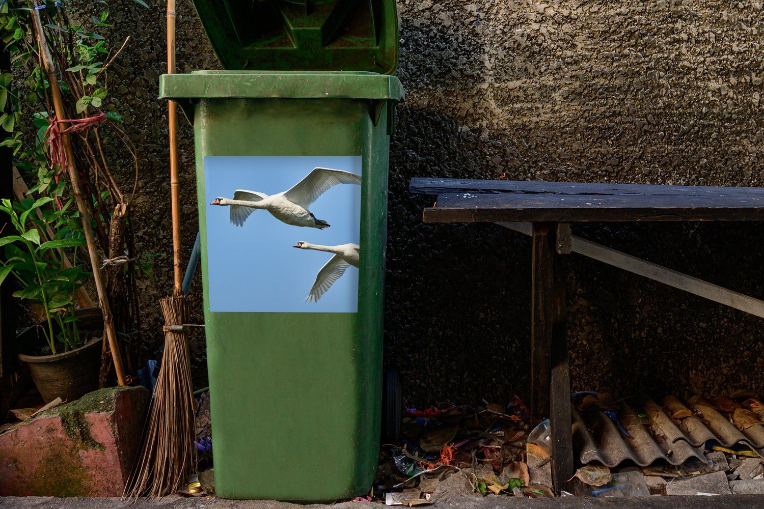 MuchoWow Wandsticker Mülltonne, - Vogel (1 St), Mülleimer-aufkleber, Himmel - Sticker, - Container, Schwan Abfalbehälter Blau