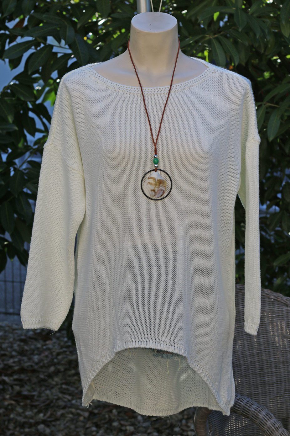 Charis Moda Longpullover Pullover lang asymmetrischer Schnitt mit Modeschmuckkette Weiss