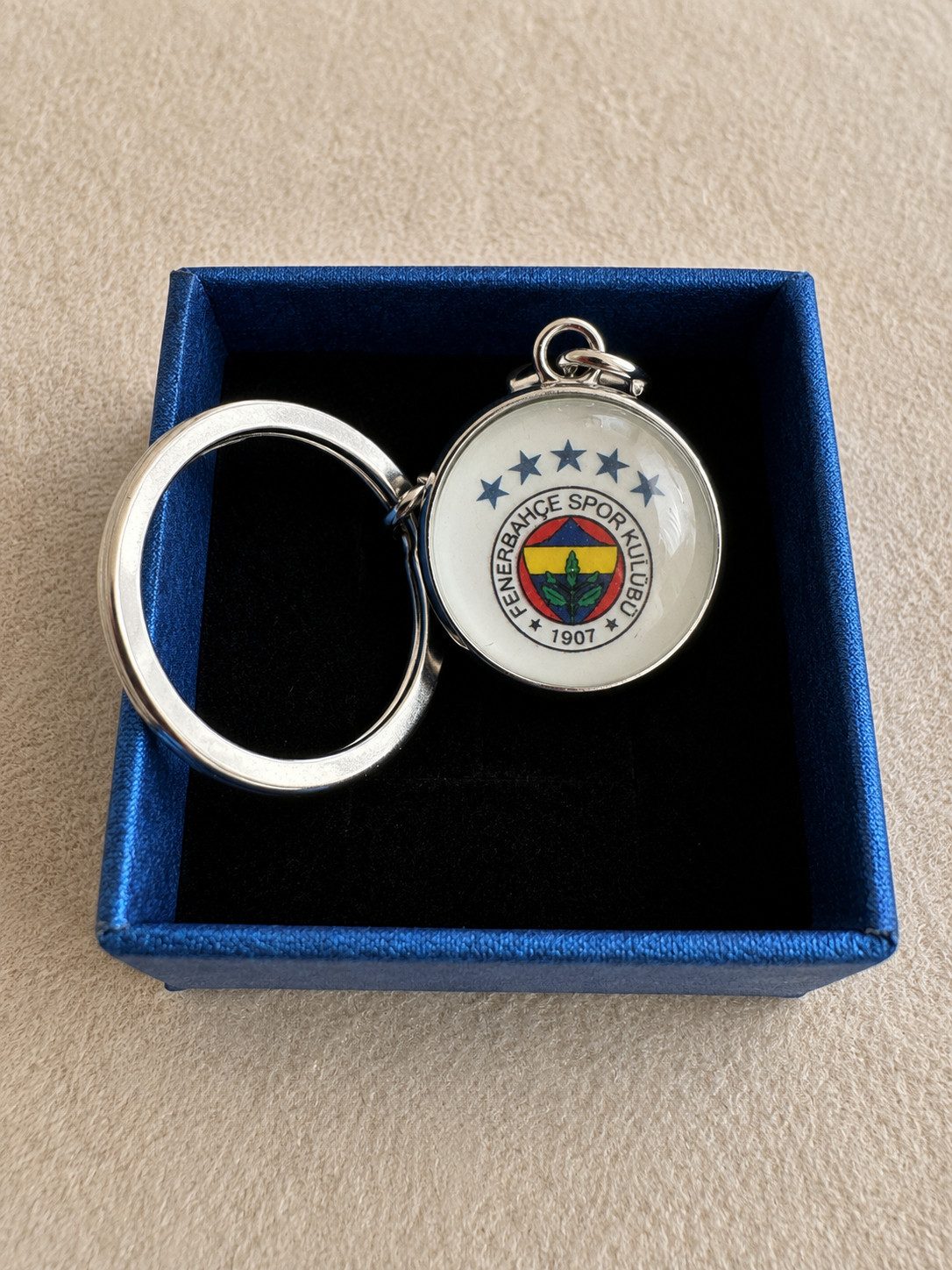 Stelby Schlüsselanhänger mit Gravur Fenerbahce fünf Sterne Schlüsselanhänger 3D mit Geschenkbox (Weihnachtsgeschenk, Geburtstagsgeschenk, Valentinstaggeschenk, Gravur mit Glow-Effekt), langlebig, pflegeleicht, unisex