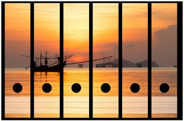 Wallario Etiketten Thailändisches Fischerboot vor Sonnenuntergang, Ordnerrücken-Sticker in verschiedenen Ausführungen