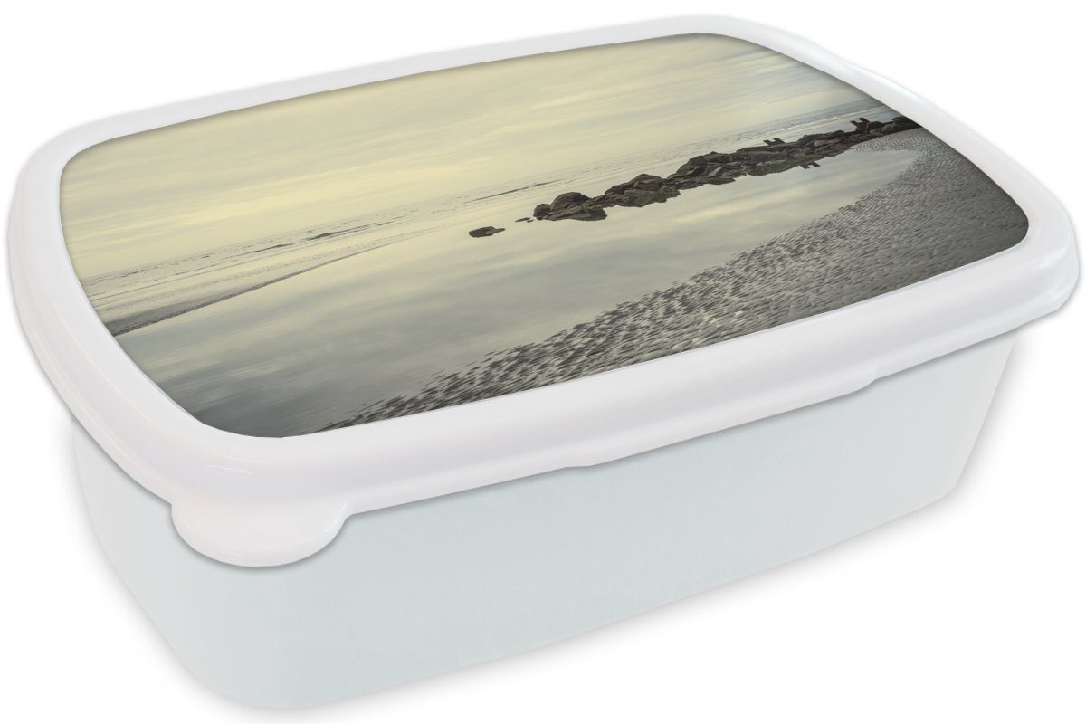 - für und und Strand MuchoWow Kinder Brotbox Stein, Mädchen - Brotdose, Lunchbox (2-tlg), weiß für Kunststoff, Meer Erwachsene, Jungs