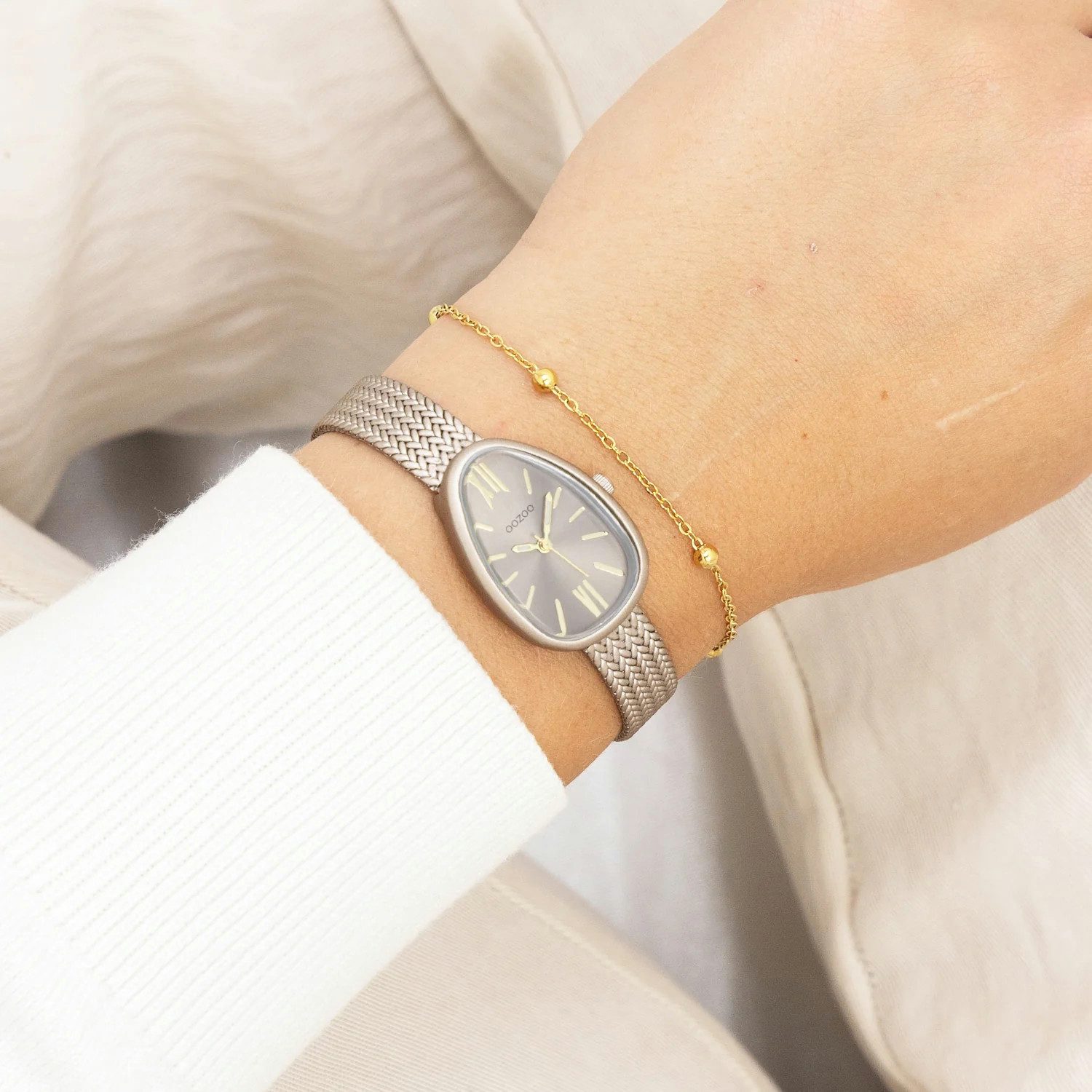 OOZOO Quarzuhr Damenuhr C11644 – Taupe – Oval 22×31 mm – Milanaiseband, – Elegante Ton-in-Ton Uhr im modernen Soft-Look