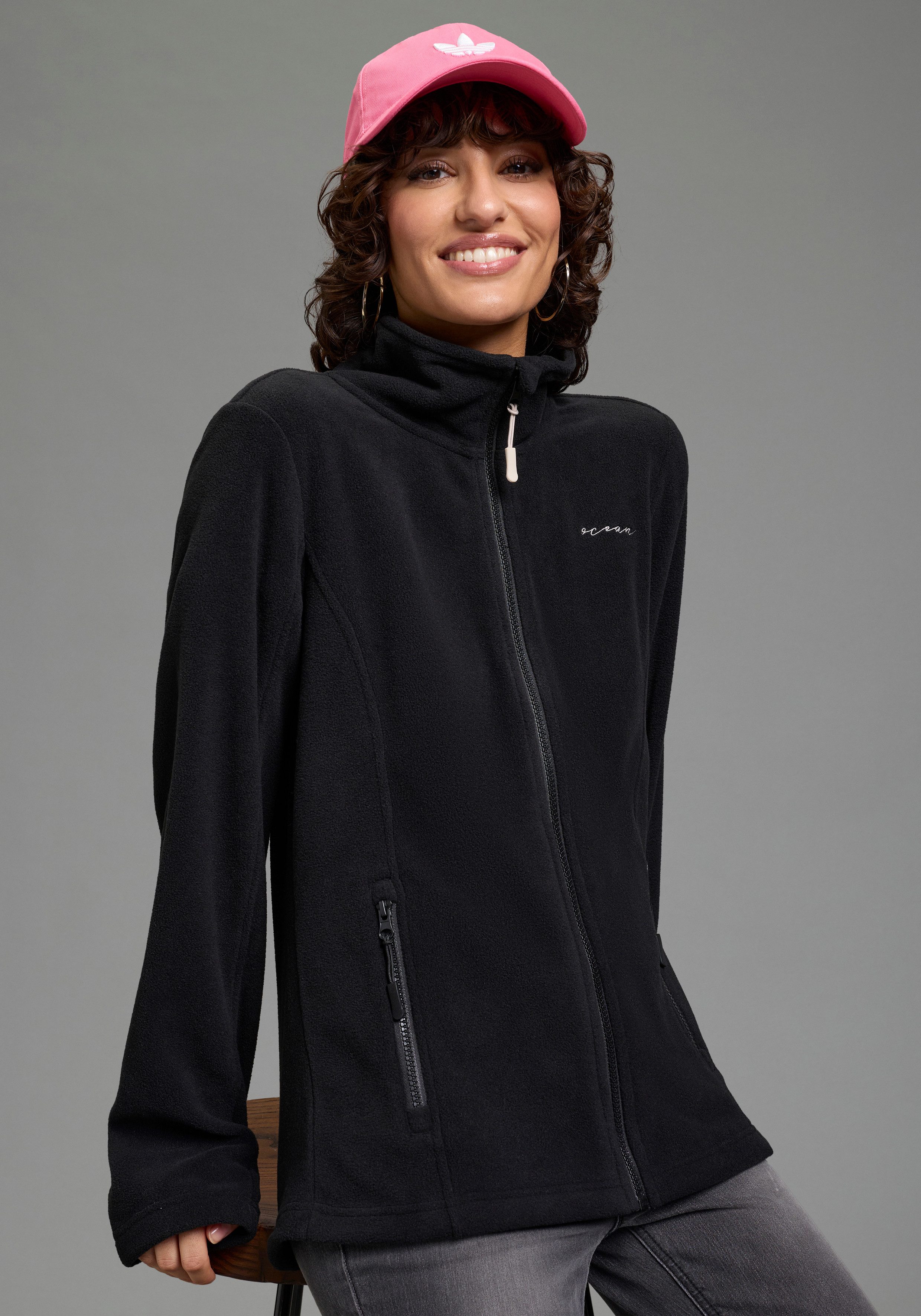 Ocean Sportswear Fleecejacke aus weichem Fleece-Material, unifarben, mit Logostickerei. € 29,99, (€ 29,99 pro 1 Stk).