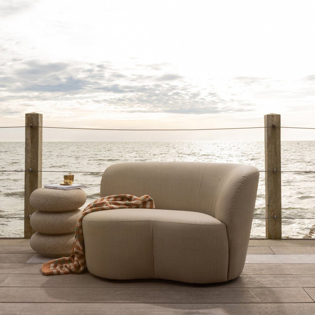 WOOOD Gartensofa, Weiche, runde Formen, wetterfester Outdoor-Stoff, kompakte Große