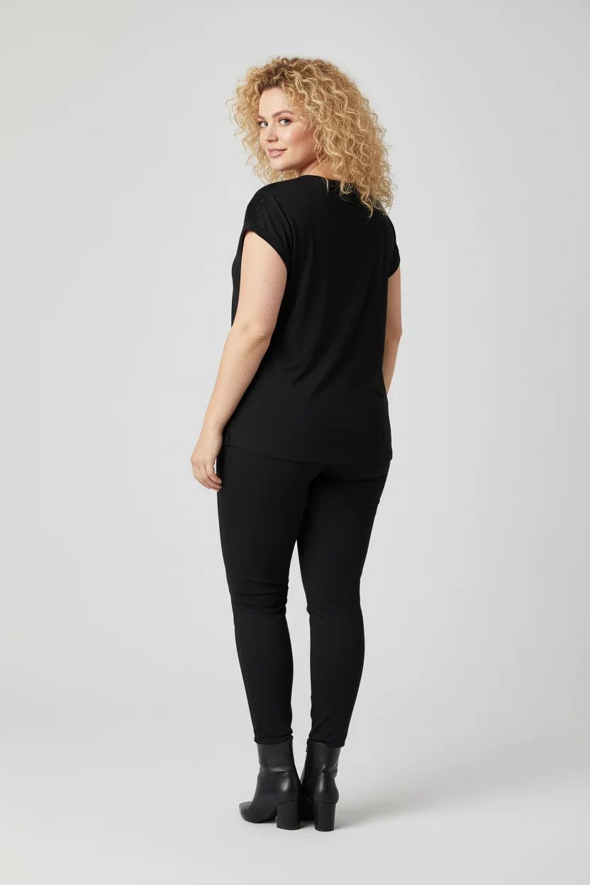 Shape of You Blusentop Kurzärmelige Strickbluse mit Spitzendetail an der Schulter.