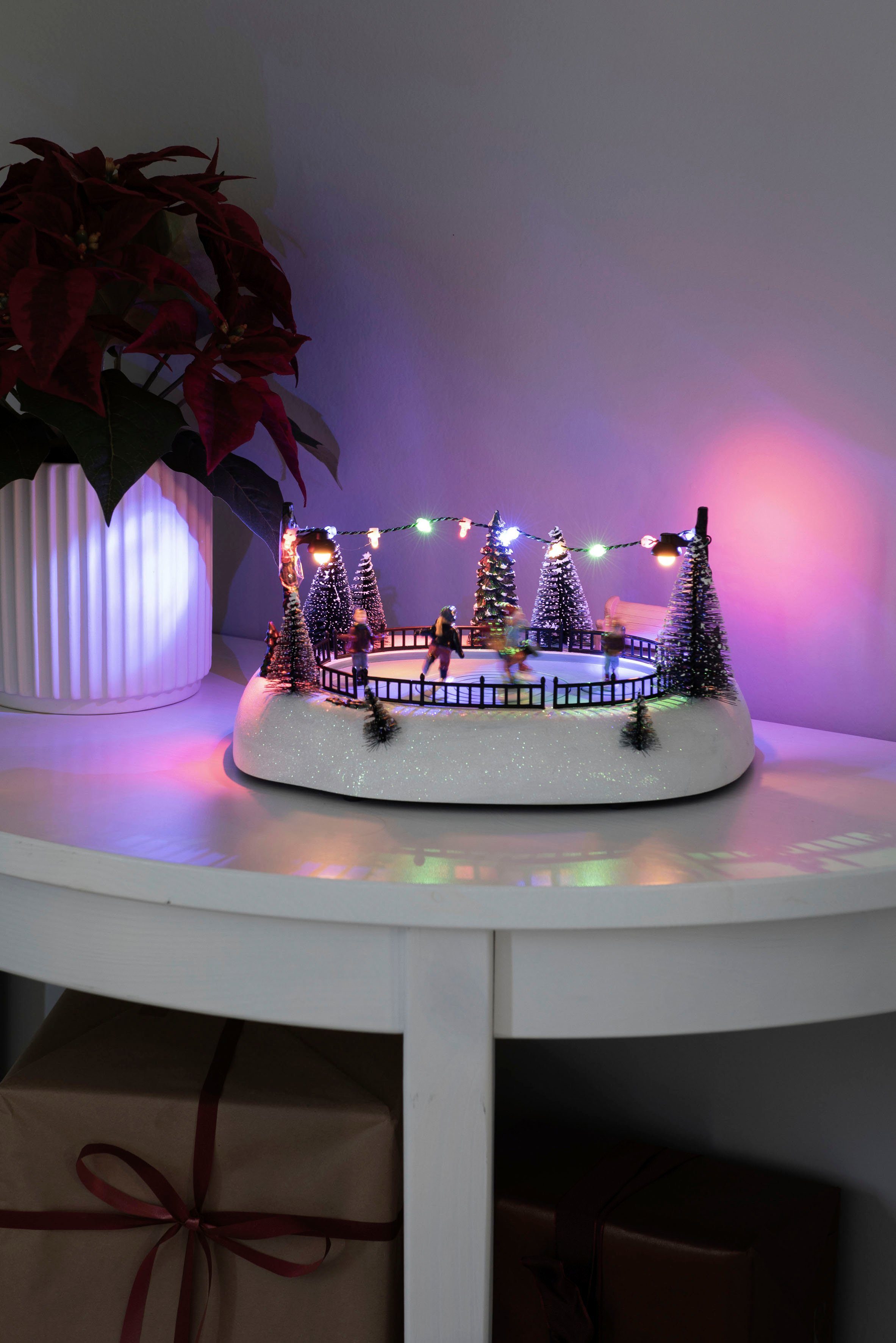KONSTSMIDE Weihnachtsszene Eisbahn, mit Musik, oder Batteriebetrieb USB wählbar Dioden, zwischen 12 bunte