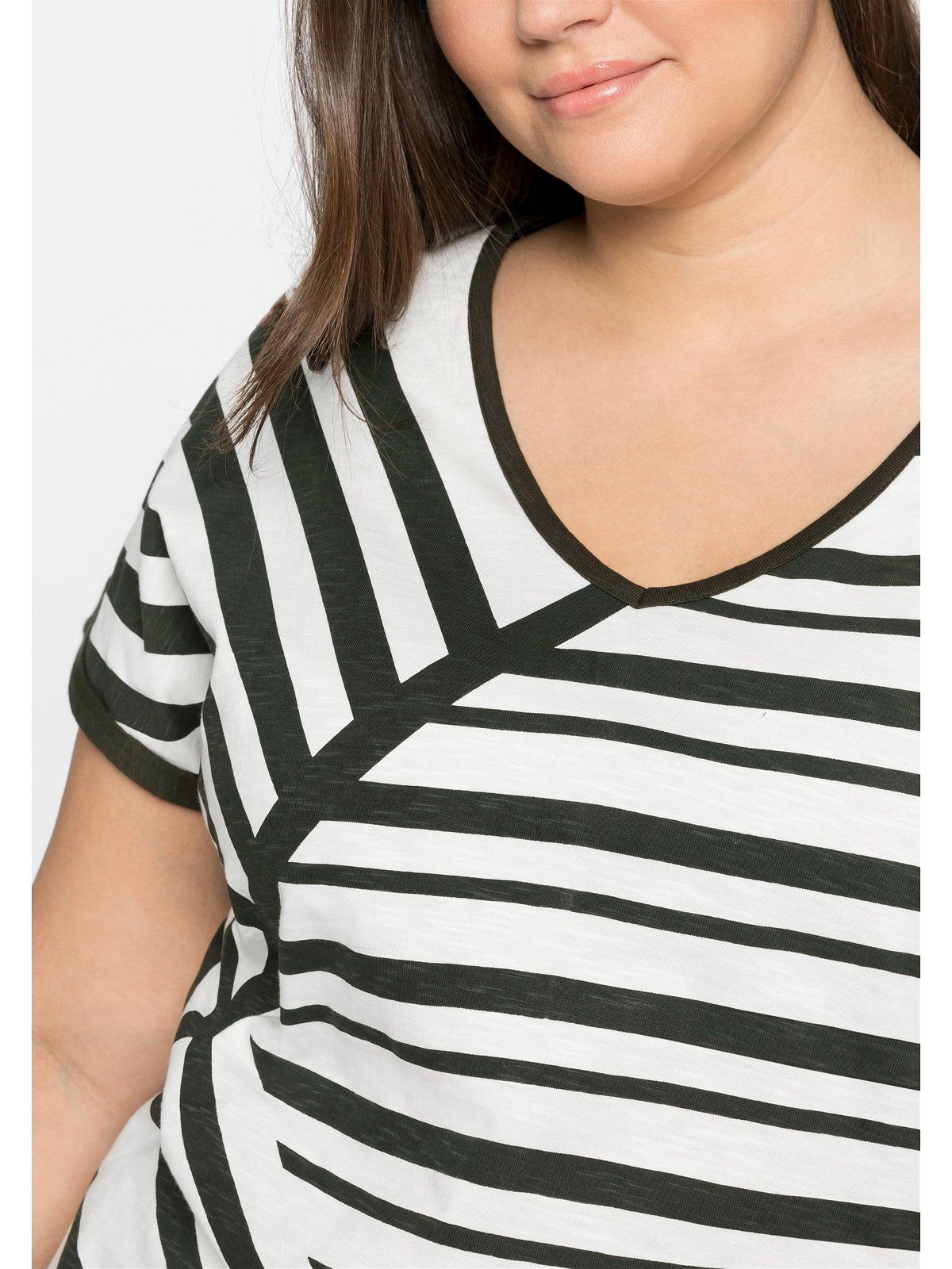 Sheego T-Shirt Große Größen Streifenprint dunkeloliv vorn und Tunnelzug mit