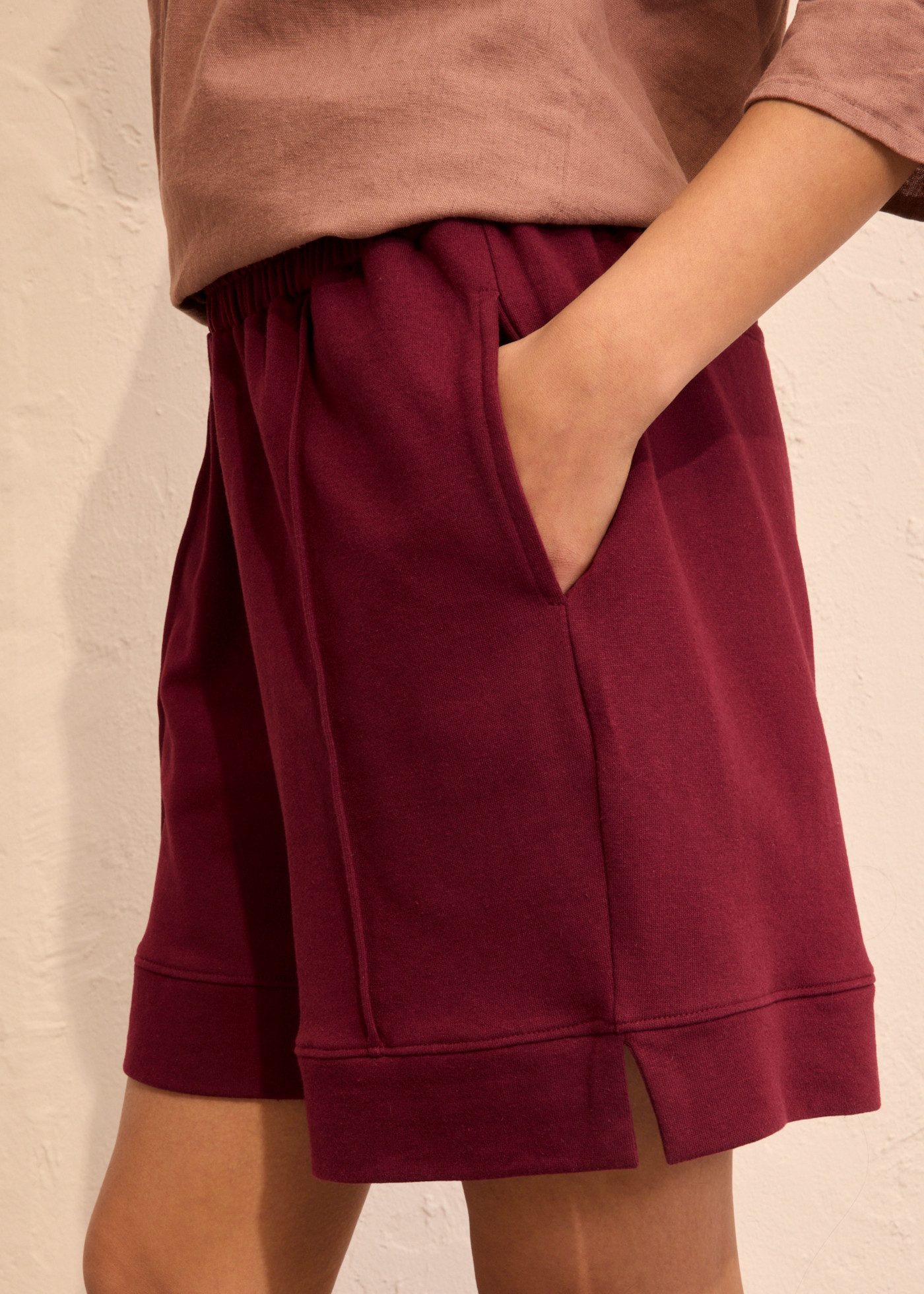 bonprix Sweatshorts aus Baumwolle und Polyester, hochgeschnittener, elastischer Bund