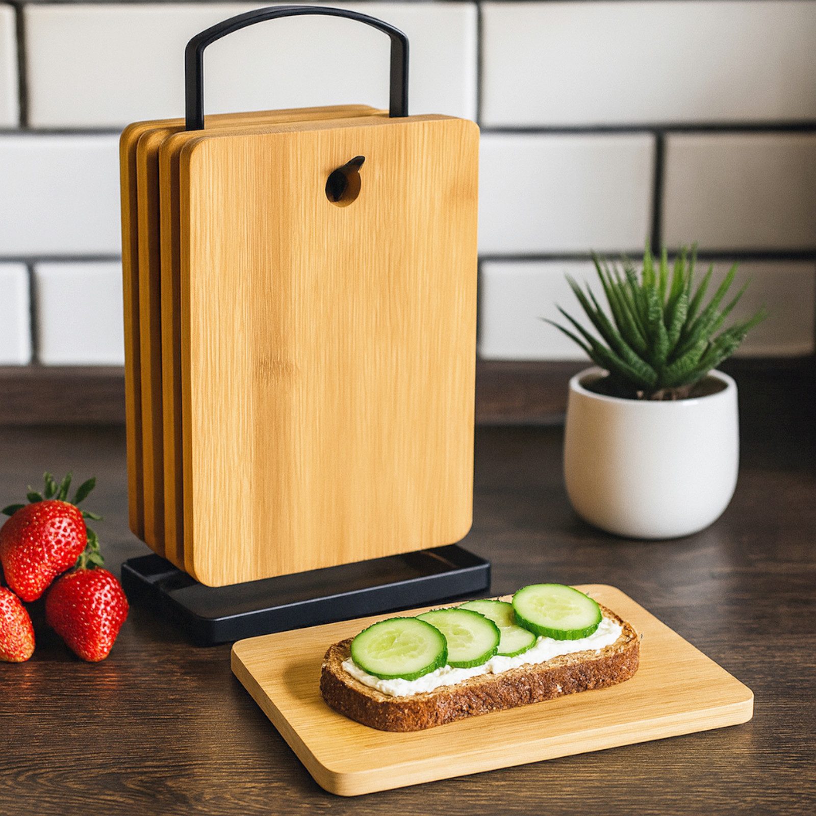 Koopman Frühstücksbrett Доски для завтраков Bambus Schwarzer Metallständer 7 Tlg., Bambus, (7-St), 7tlg, Tragegriff, Selbstehend, Set