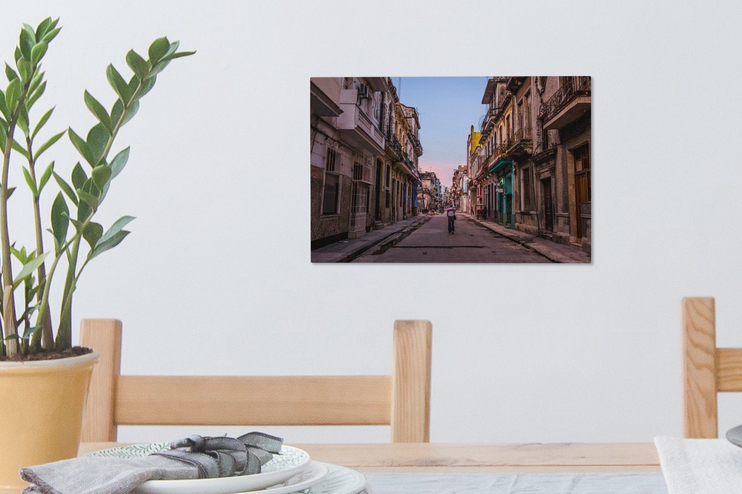 OneMillionCanvasses® Straße Aufhängefertig, St), cm (1 Leinwandbild Verfallene Leinwandbilder, Kuba, Wanddeko, Wandbild im von Zentrum 30x20 Havanna,