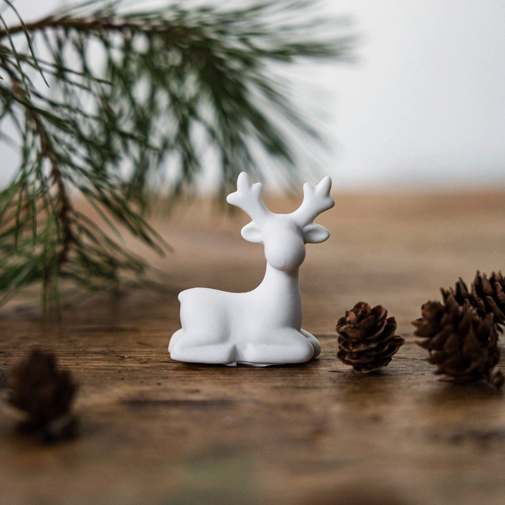 Storefactory Dekoobjekt Weihnachtsfigur Rentier Sten sitzen in weiß aus Ker günstig online kaufen