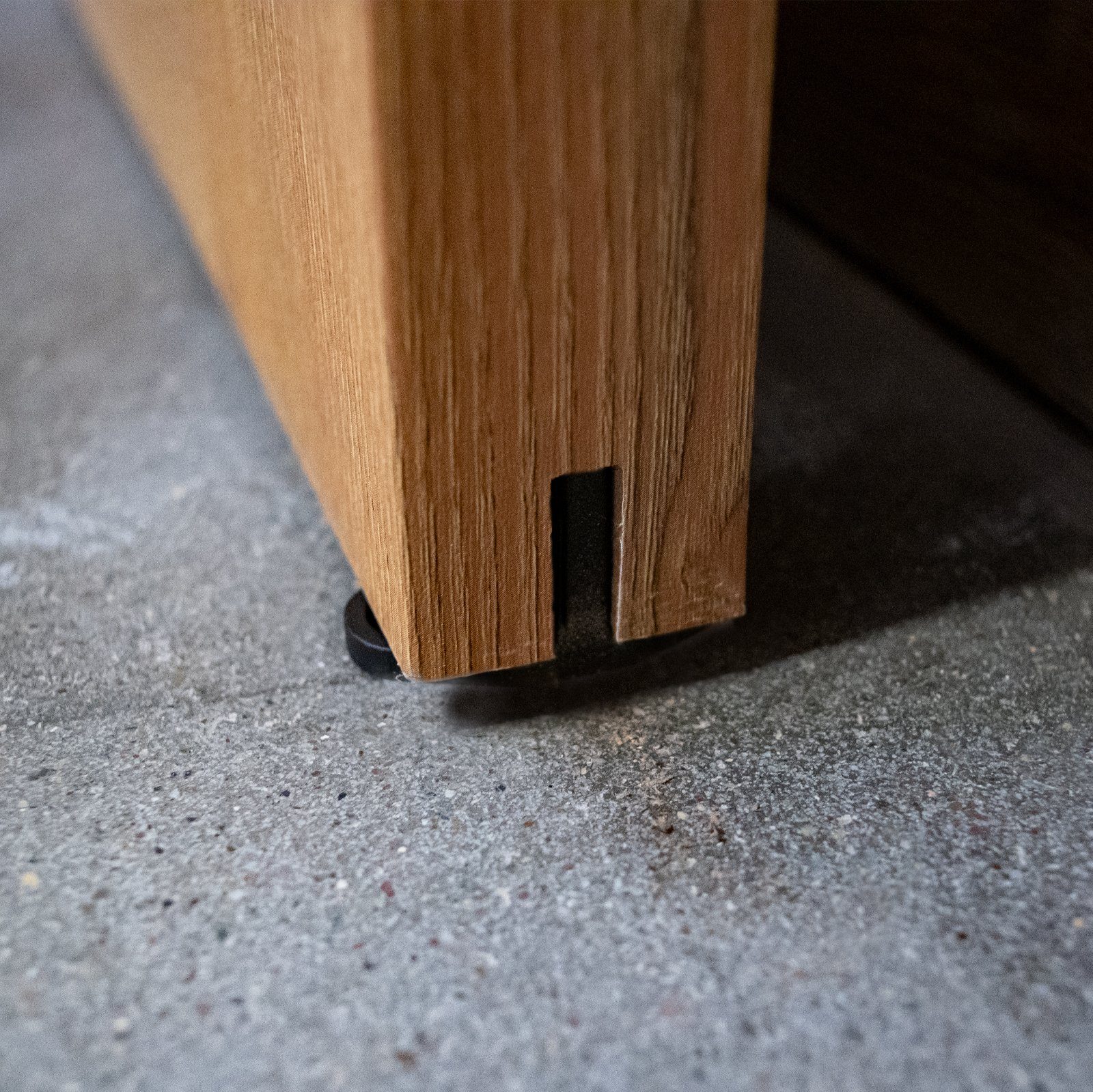 inova wohnen Schiebetür Holz Scheunentor Eiche, Komplett Set offene Laufschiene schwarz und Softclose – Bild 5 von 5