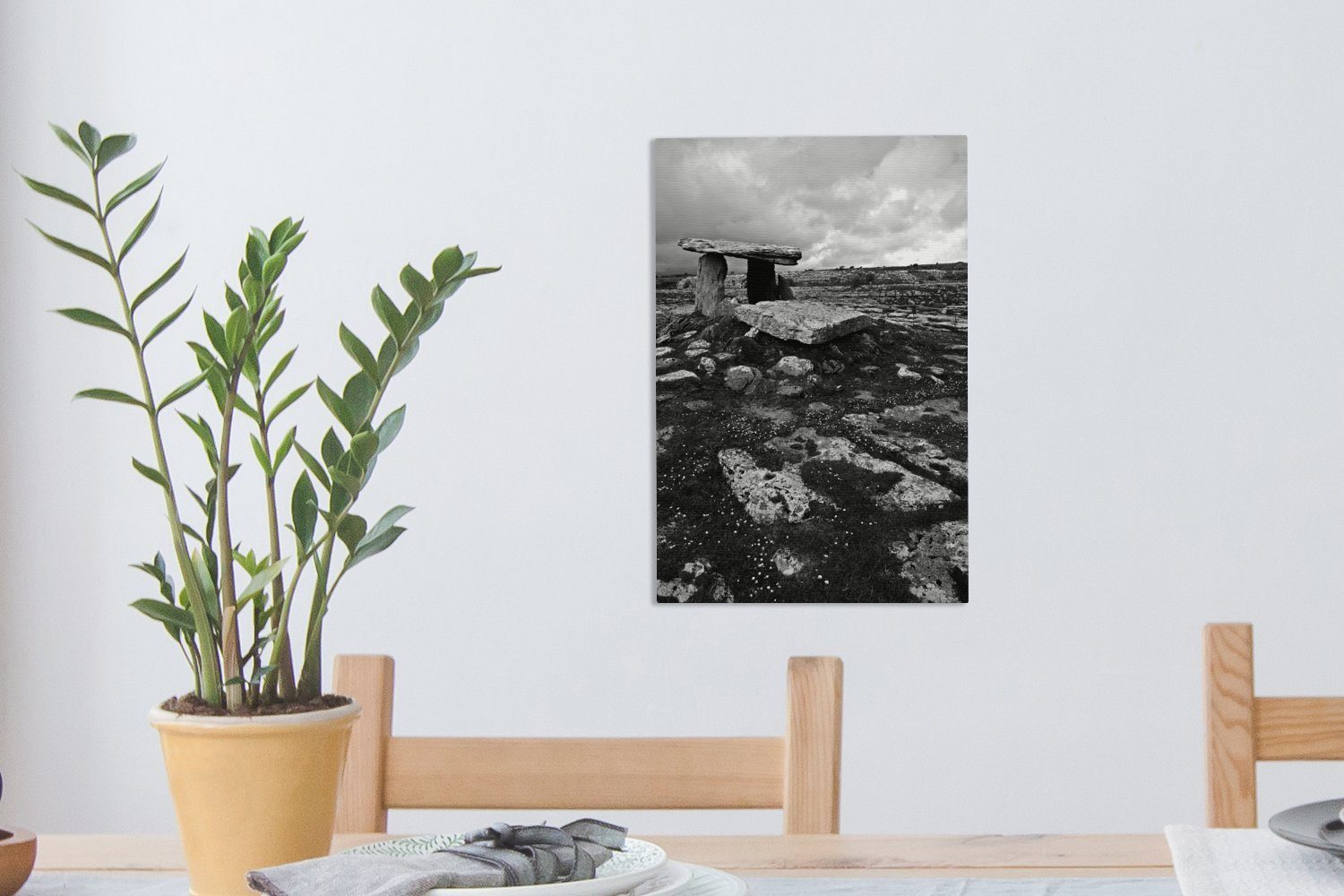 inkl. - OneMillionCanvasses® in Zackenaufhänger, Dolmen Leinwandbild Landschaft Leinwandbild einer schwarz-weiß, Ein Gemälde, 20x30 (1 fertig bespannt St), cm versteckter