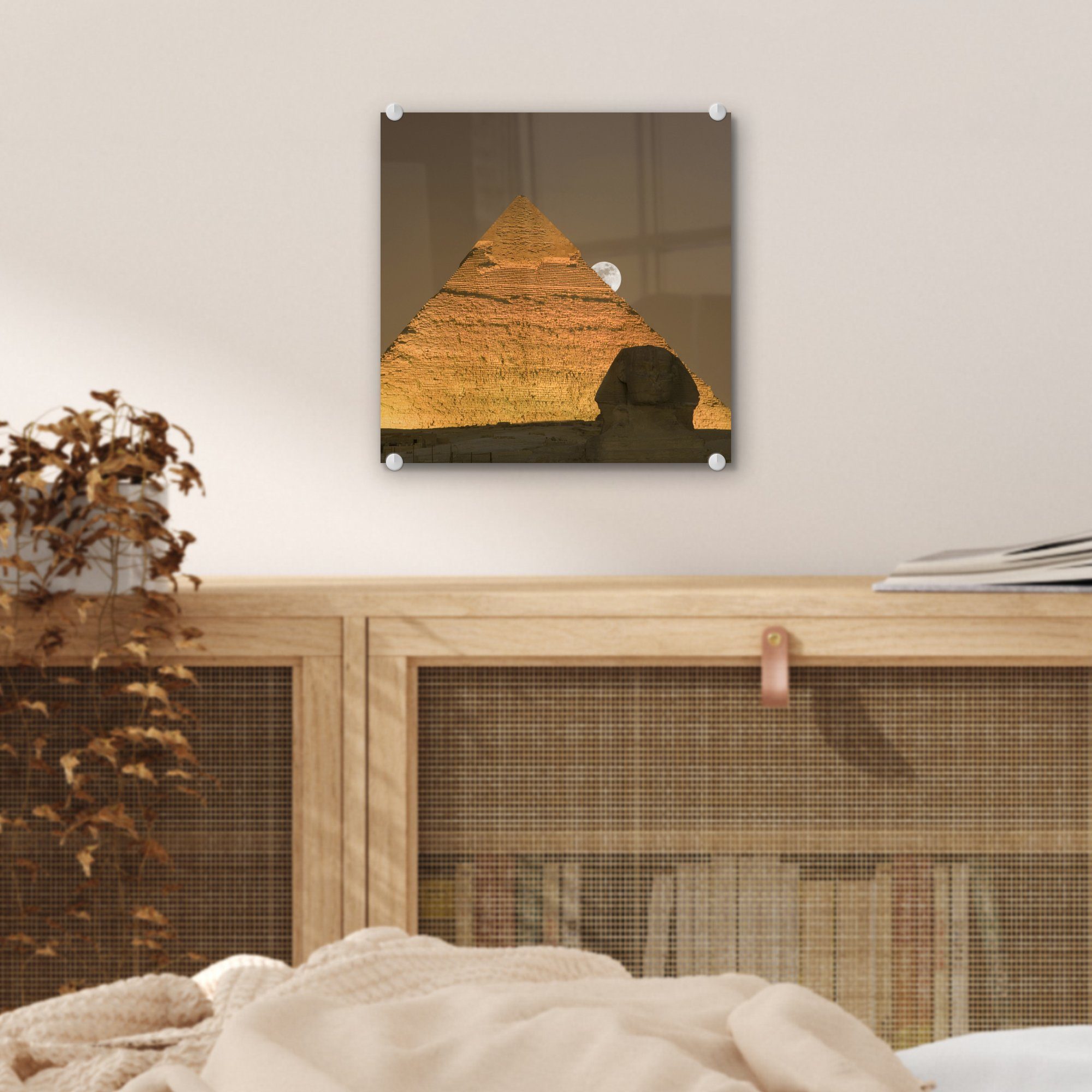 den Pyramiden hinter Wandbild Der (1 auf - Glas Wanddekoration auf Mond Glasbilder MuchoWow - Foto - von Glas Gizeh, Bilder Acrylglasbild St),