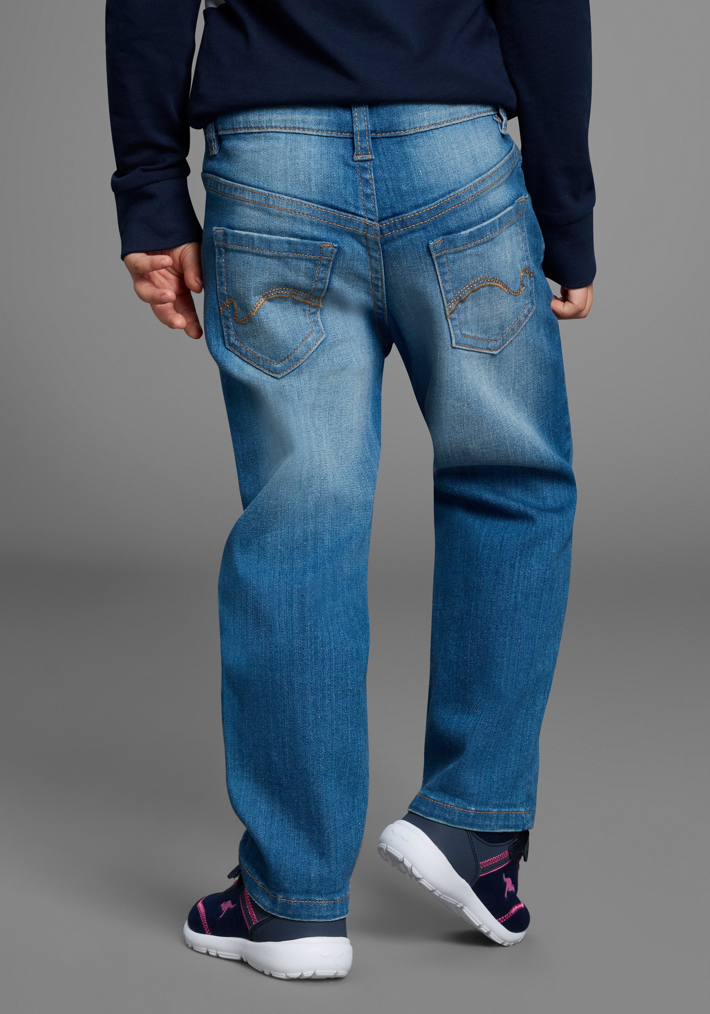 KangaROOS Stretch-Jeans Stretchjeans mit Applikation Jeans mit süßen Sternen-Aufnähern