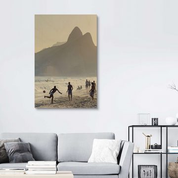 Posterlounge Holzbild Alex Robinson, Fußball am Strand von Ipanema, Brasilien, Wohnzimmer Maritim Fotografie