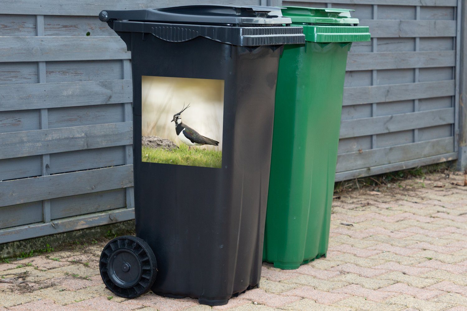 Vogel - MuchoWow Container, Abfalbehälter - Mülltonne, Sticker, (1 Mülleimer-aufkleber, - - Kiebitz Tiere St), Natur Wandsticker Gras
