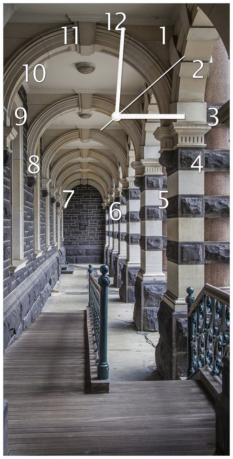 (Uhr Bahnhof in in Neuseeland einem Wanduhr Wallario Acryl) Säulengang aus