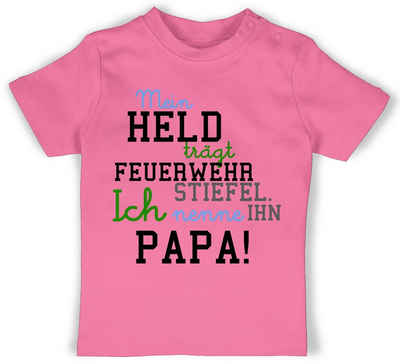 Shirtracer T-Shirt »Mein Held Papa Feuerwehr Junge - Feuerwehr Geschenke Baby - Baby T-Shirt kurzarm« tshirt jungen feuerwehr - mein held trägt feuerwehrstiefel