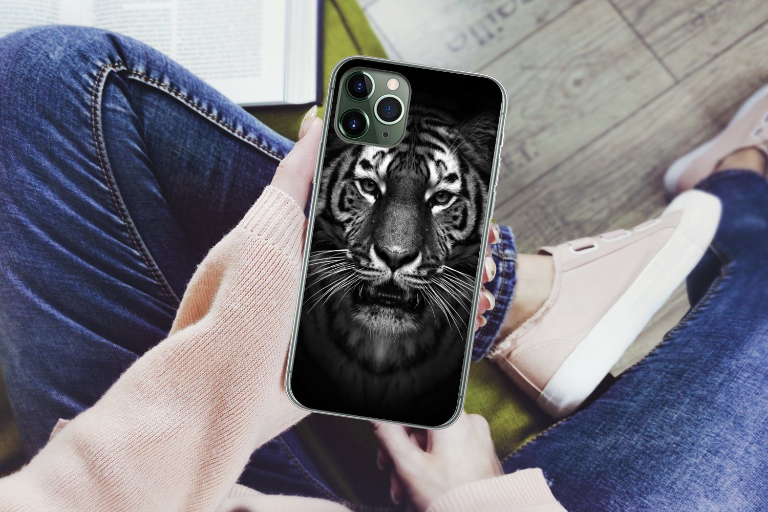 MuchoWow Handyhülle für Apple iPhone 11 Pro Max Tiger - Tiere - Schwarz - Weiß - Porträt -, Smartphone-Bumper, Print, Handy Schutzhülle Dünn