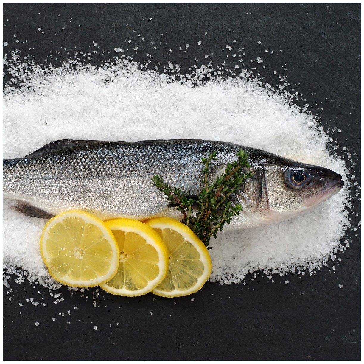 Wallario Tischplatte Fischmenü - Frischer Fisch auf Salz mit Zitronen (1 St), für Ikea Lack Tisch geeignet