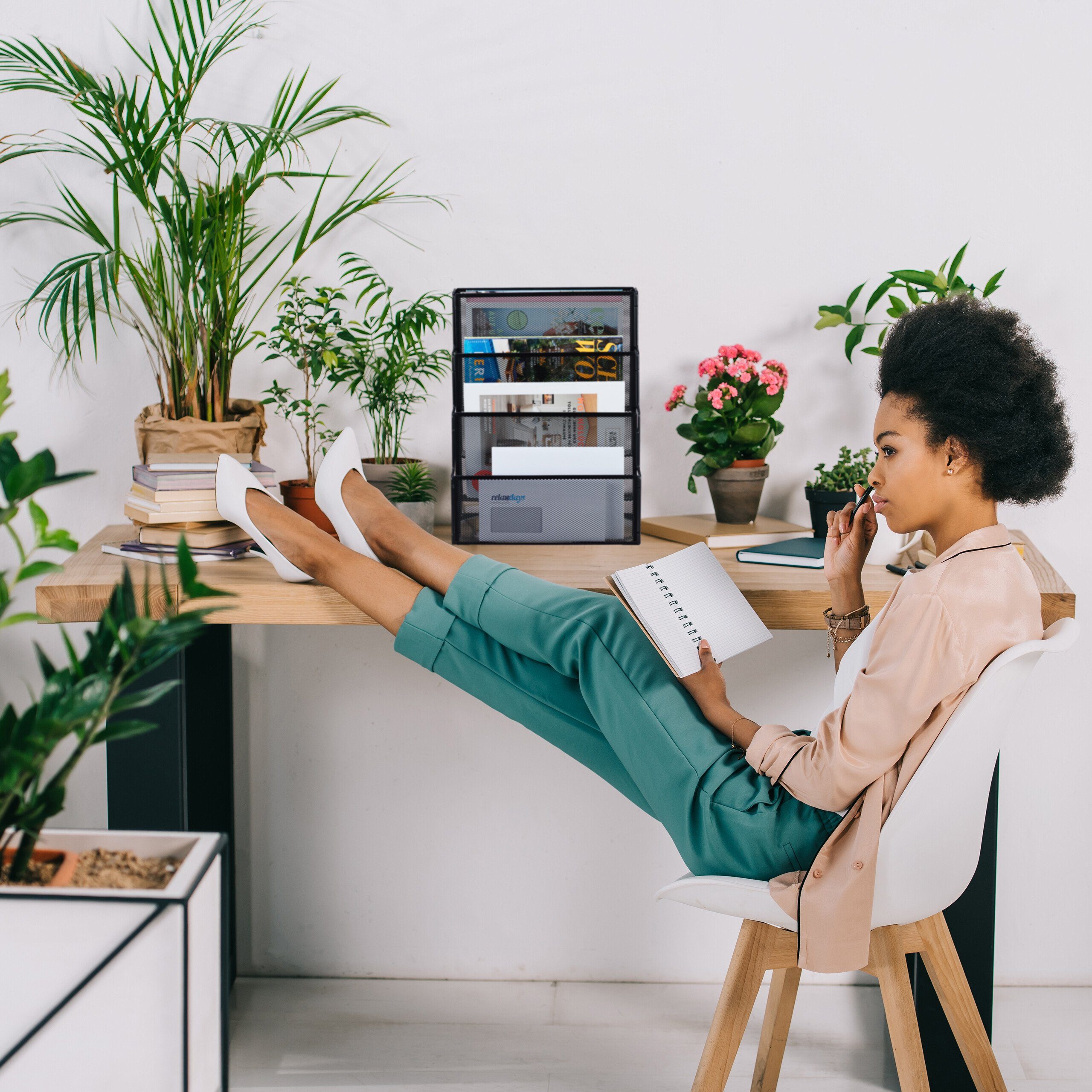 relaxdays Zeitungsständer Zeitschriftenhalter Metall 4 Fächer, schwarz