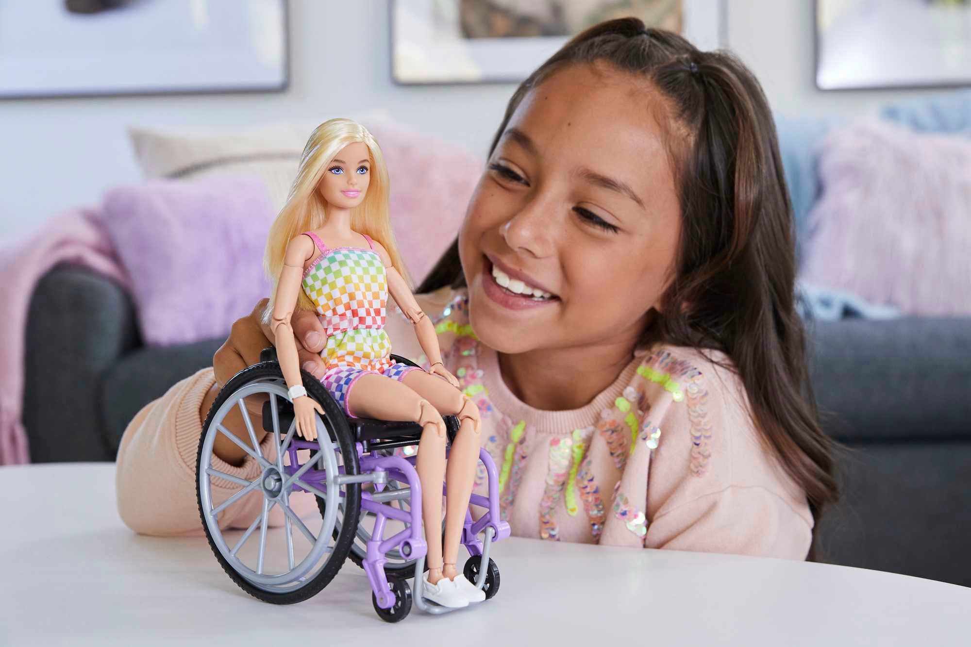 Barbie Anziehpuppe Fashionistas, im Rollstuhl günstig online kaufen