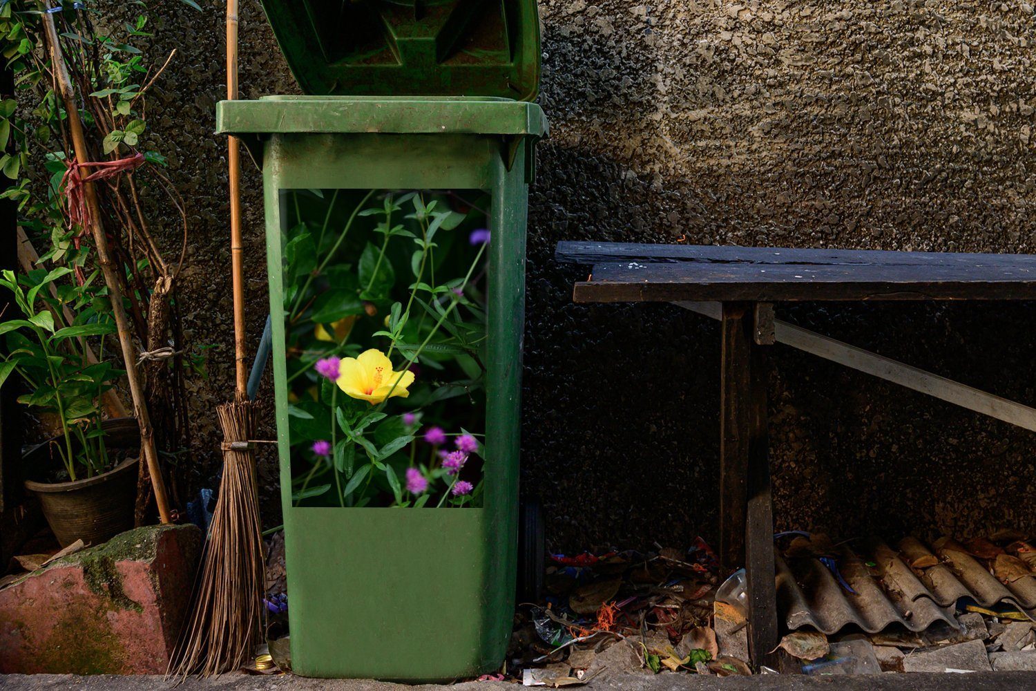 Container, St), zwischen MuchoWow den Sticker, Grünpflanzen Blüte Abfalbehälter Wandsticker Mülltonne, Teunis Mülleimer-aufkleber, (1