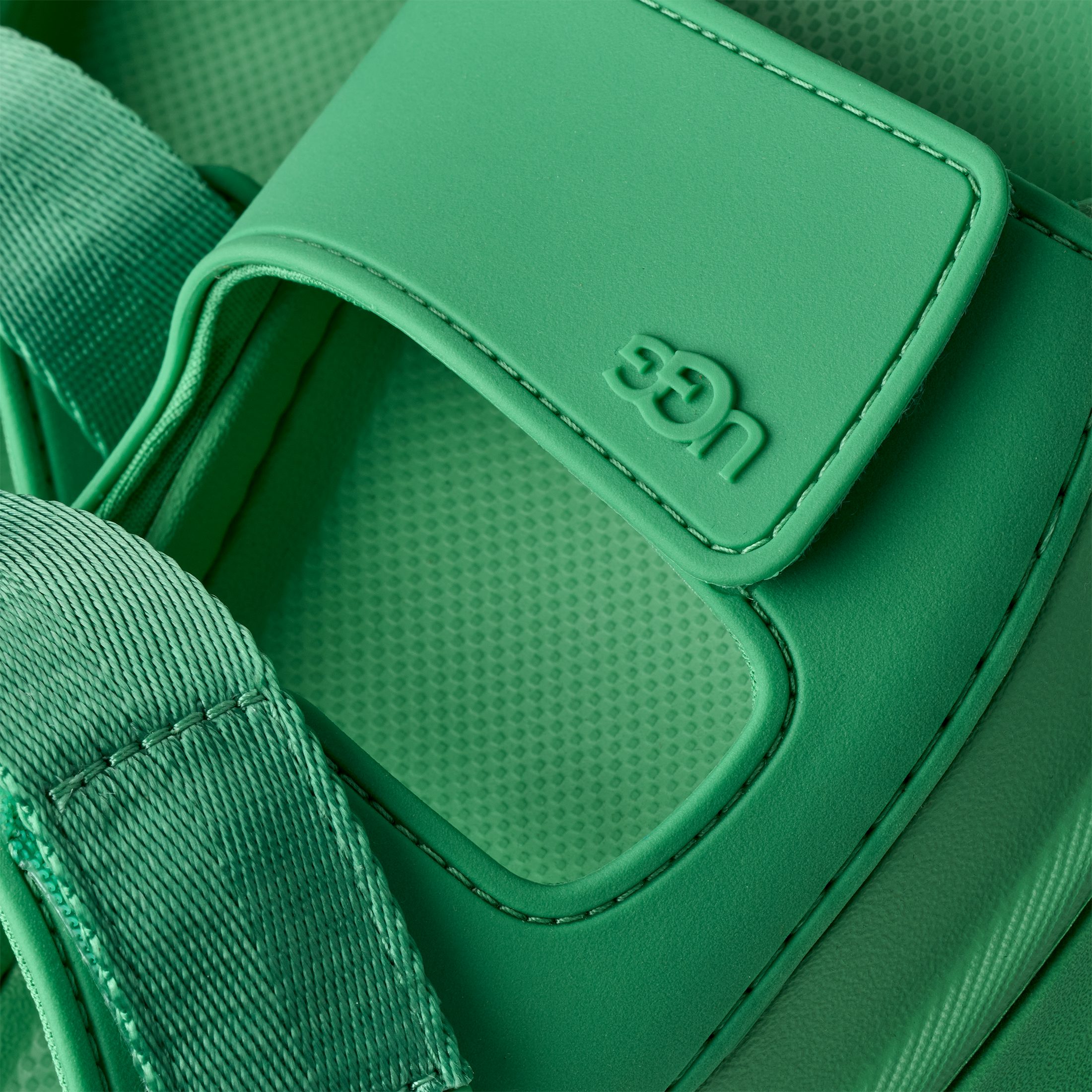 UGG GOLDENGLOW Plateausandale, Sommerschuh, Strandschuh, Plateausandale mit Klettverschlüsse