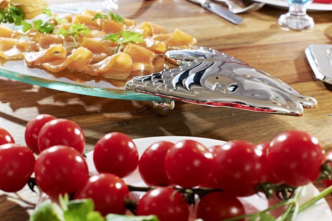 EDZARD Servierplatte Salmon, Heber, mit im cm Messing-Details, mit aus mit 58 Fischteller-Set Länge Lachsplatte Fischplatte Fisch-Design, Glas versilberten