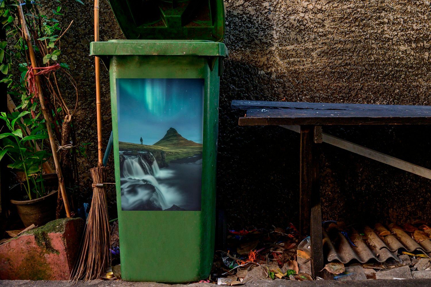 MuchoWow Wandsticker St), (1 Tourist Container, bei Nordlichtern Mülltonne, Abfalbehälter Sticker, Mülleimer-aufkleber, den