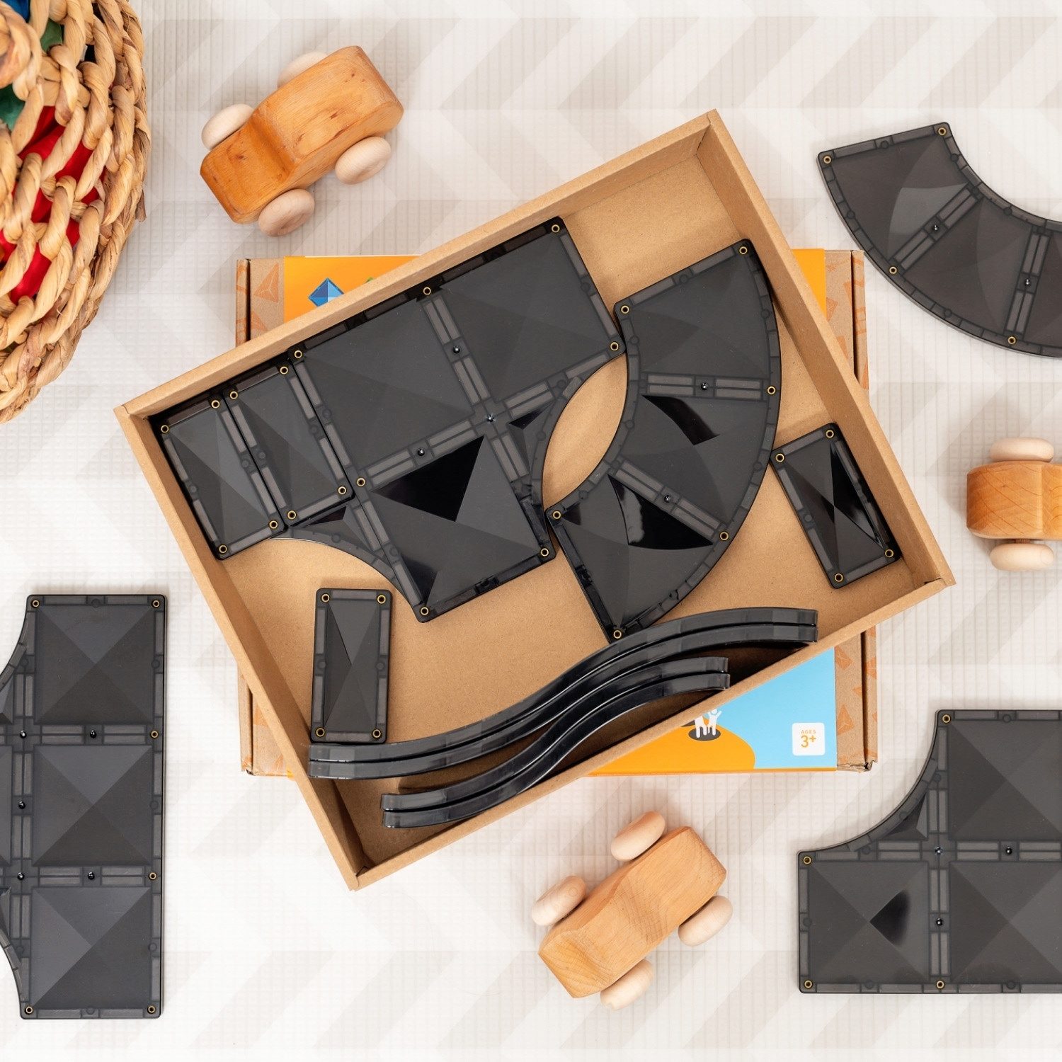 Connetix 16-teiliges Magnetbau-Set mit Rampen, Kreuzungen und Kurven, schwarz Magnetspielbausteine