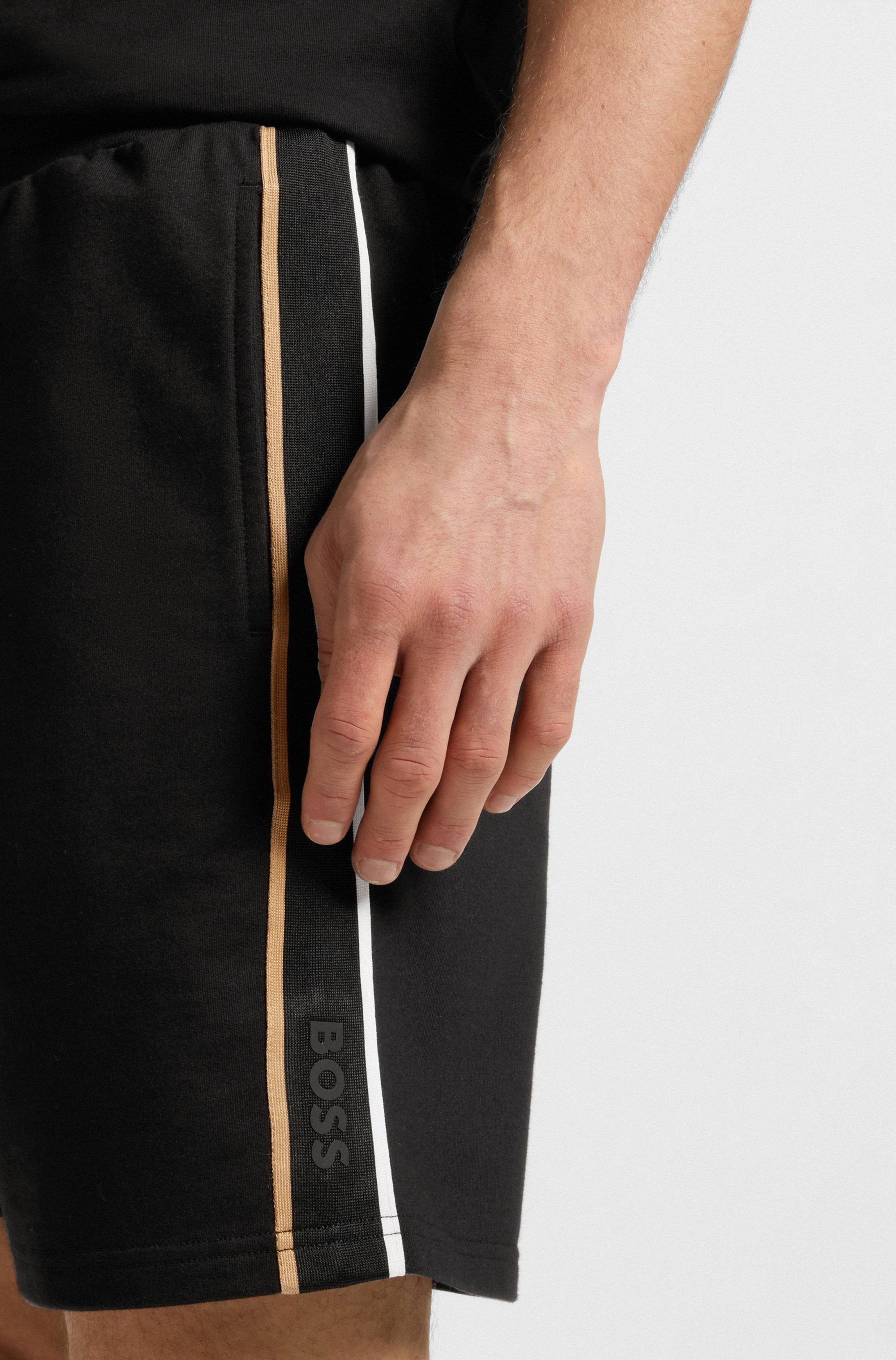 BOSS Sweatshorts ICONIC mit Tunnelzug und Tape-Details günstig online kaufen