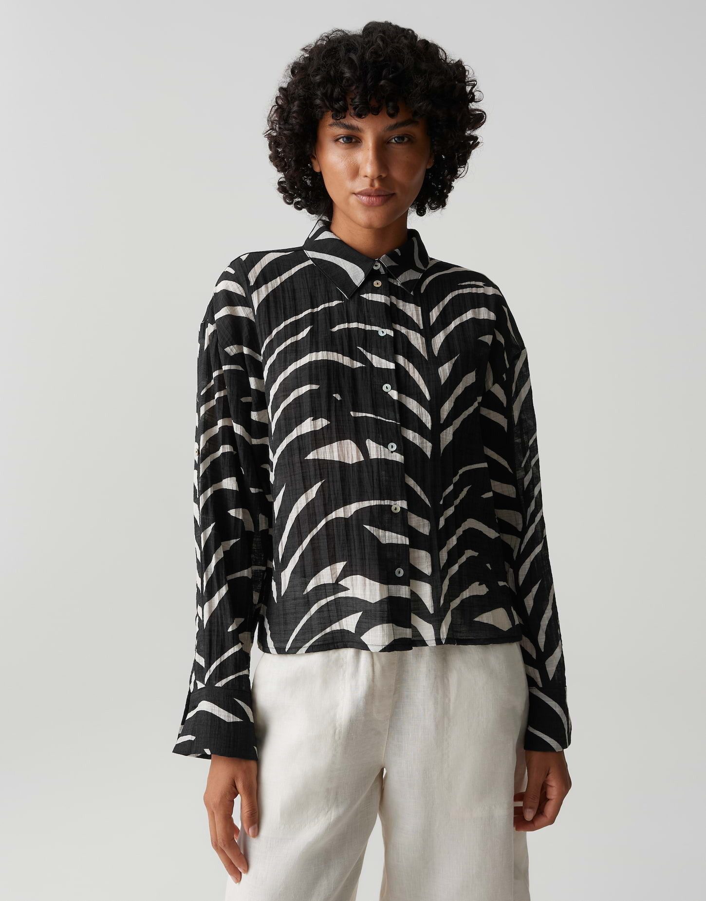 OPUS Langarmbluse FADENA LEAVES mit Crinkle-Print Perlmuttknöpfe setzen einen klaren Casual-Akzent