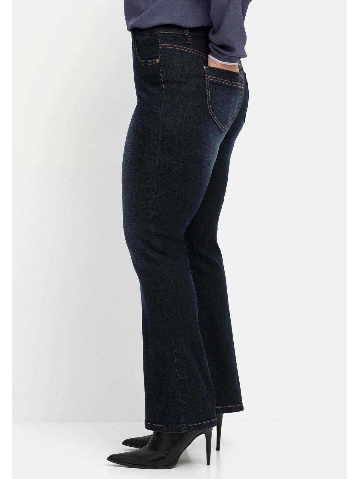 Bootcut-Jeans Denim dark mit extralang Used-Effekten, Große Sheego Größen blue