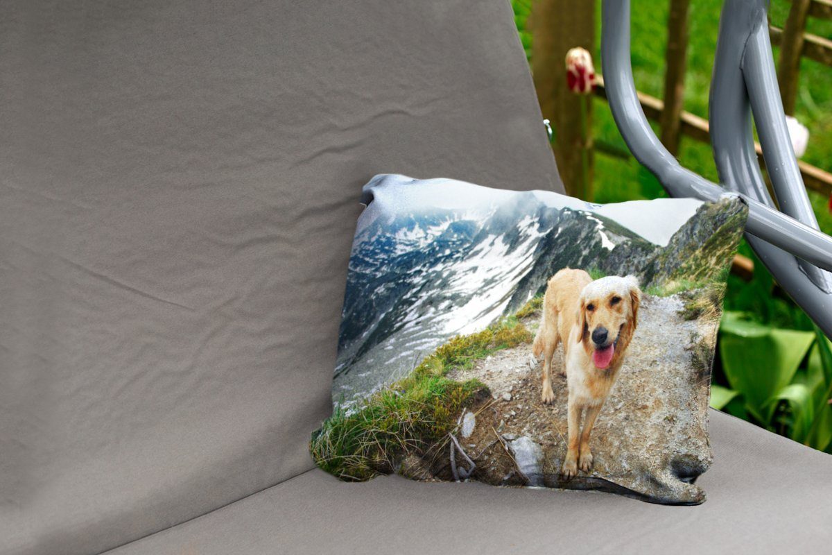 Dekokissenbezug, Kissenhülle Gipfel MuchoWow Retriever auf Berges, Polyester, dem Ein Golden den Dekokissen Bergpfaden eines Outdoor-Dekorationskissen, auf