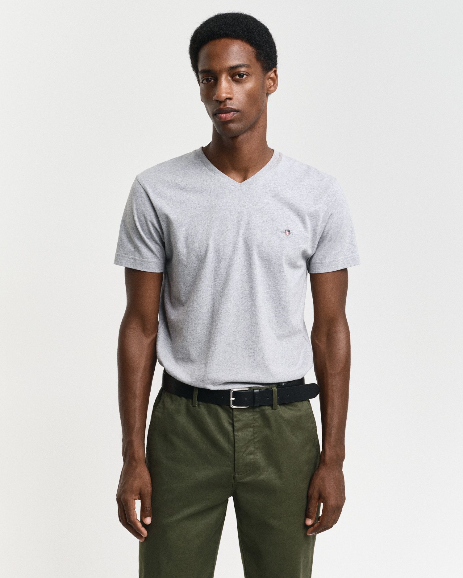 Gant T-Shirt "SLIM SHIELD V-NECK T-SHIRT", mit einer kleinen Logostickerei günstig online kaufen