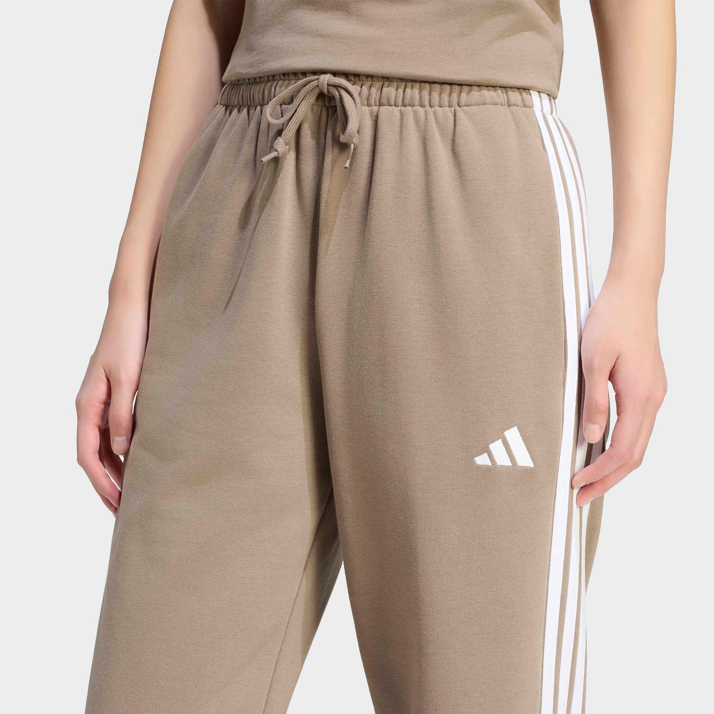 adidas Sportswear Sporthose ESSENTIALS 3-STREIFEN OPEN HEM FRENCH TERRY Reguläre Passform, aus weichem French Terry