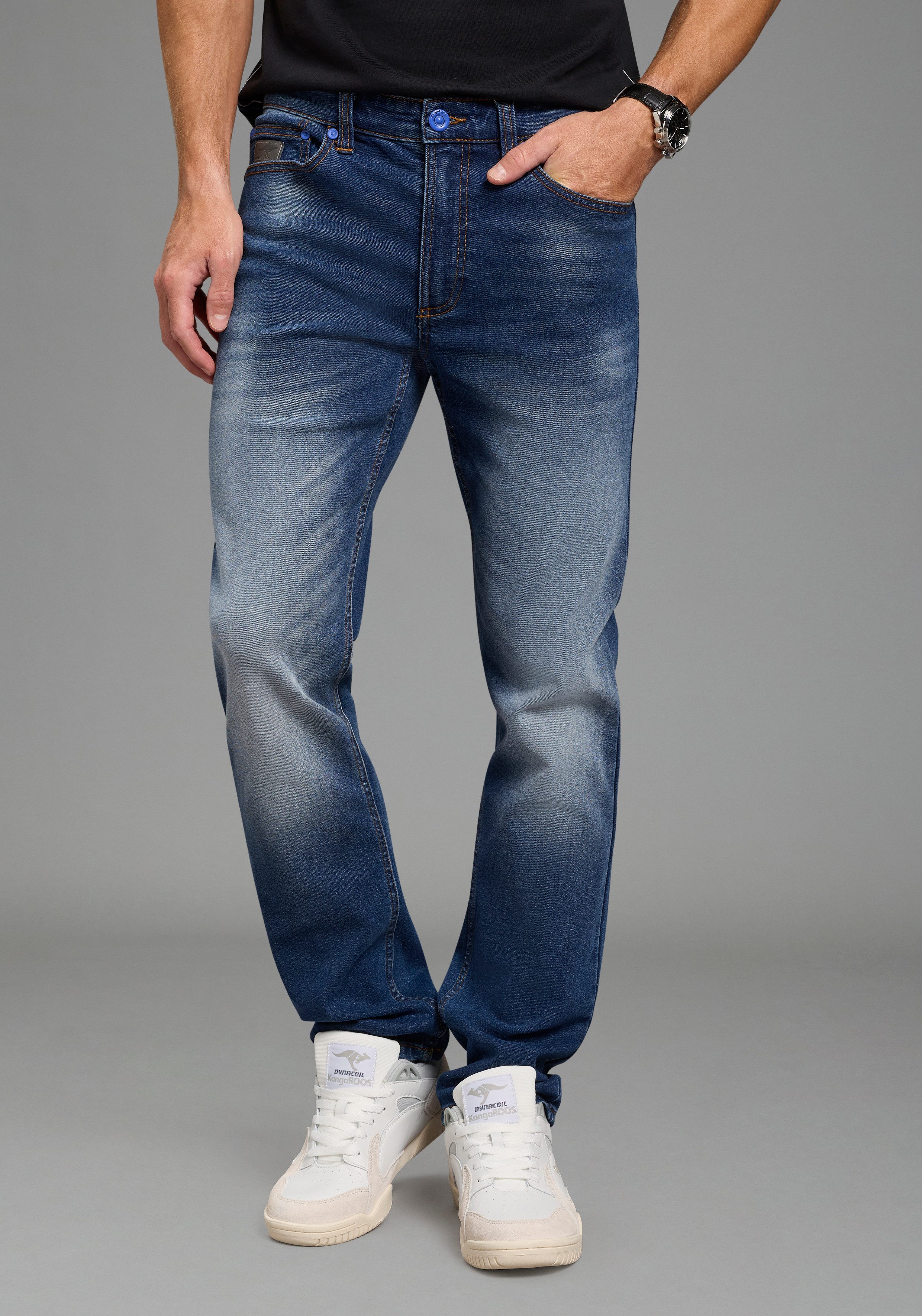 KangaROOS Jogg Pants Straight-Fit, normale Leibhöhe, mit Knopf-Applikation