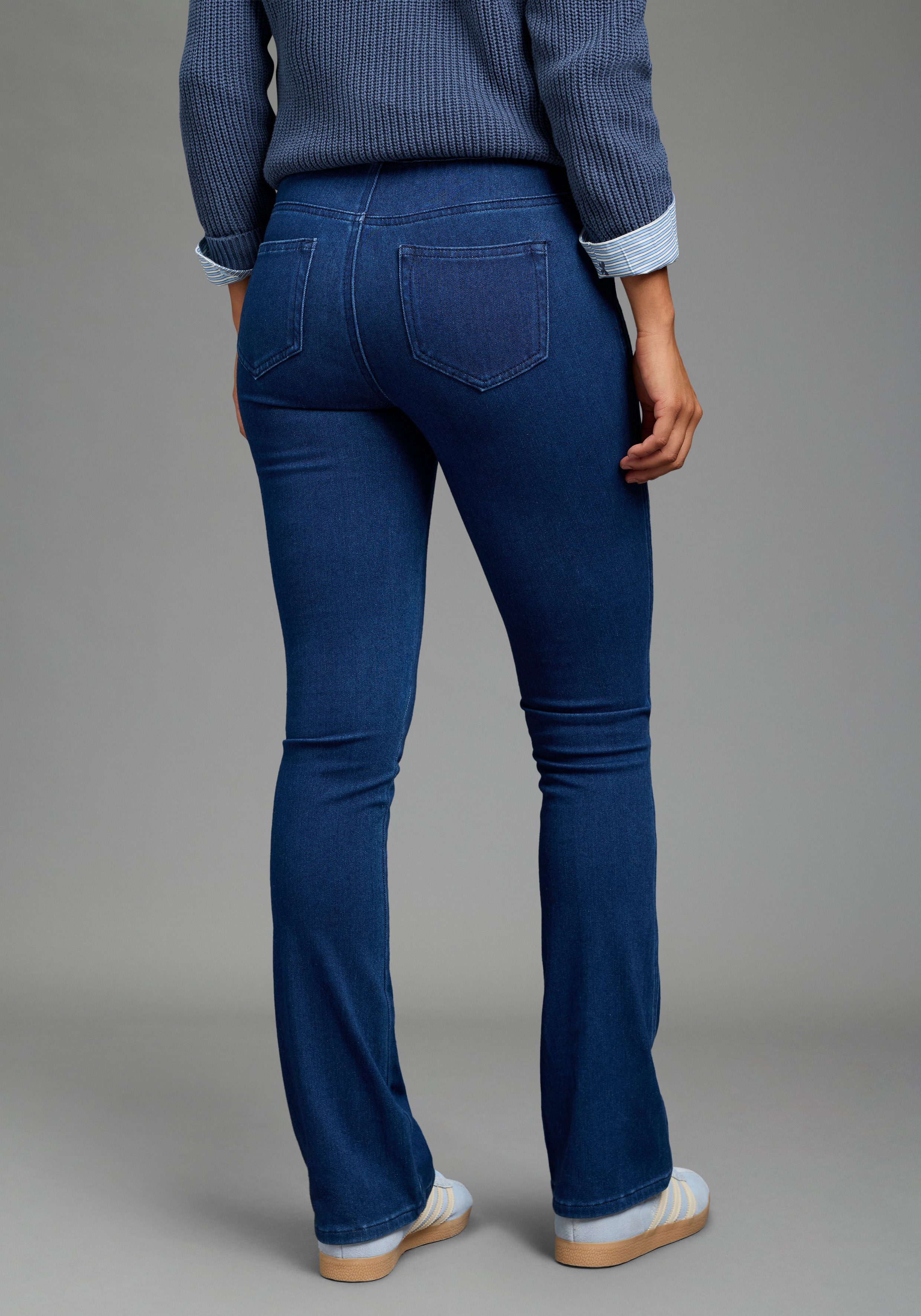 Arizona Jeansjeggings im 4 Way Stretch, Quer- und Längselastisch, Bootcut sehr schmale Passform, Bootcut-Beinform, normale Leibhöhe