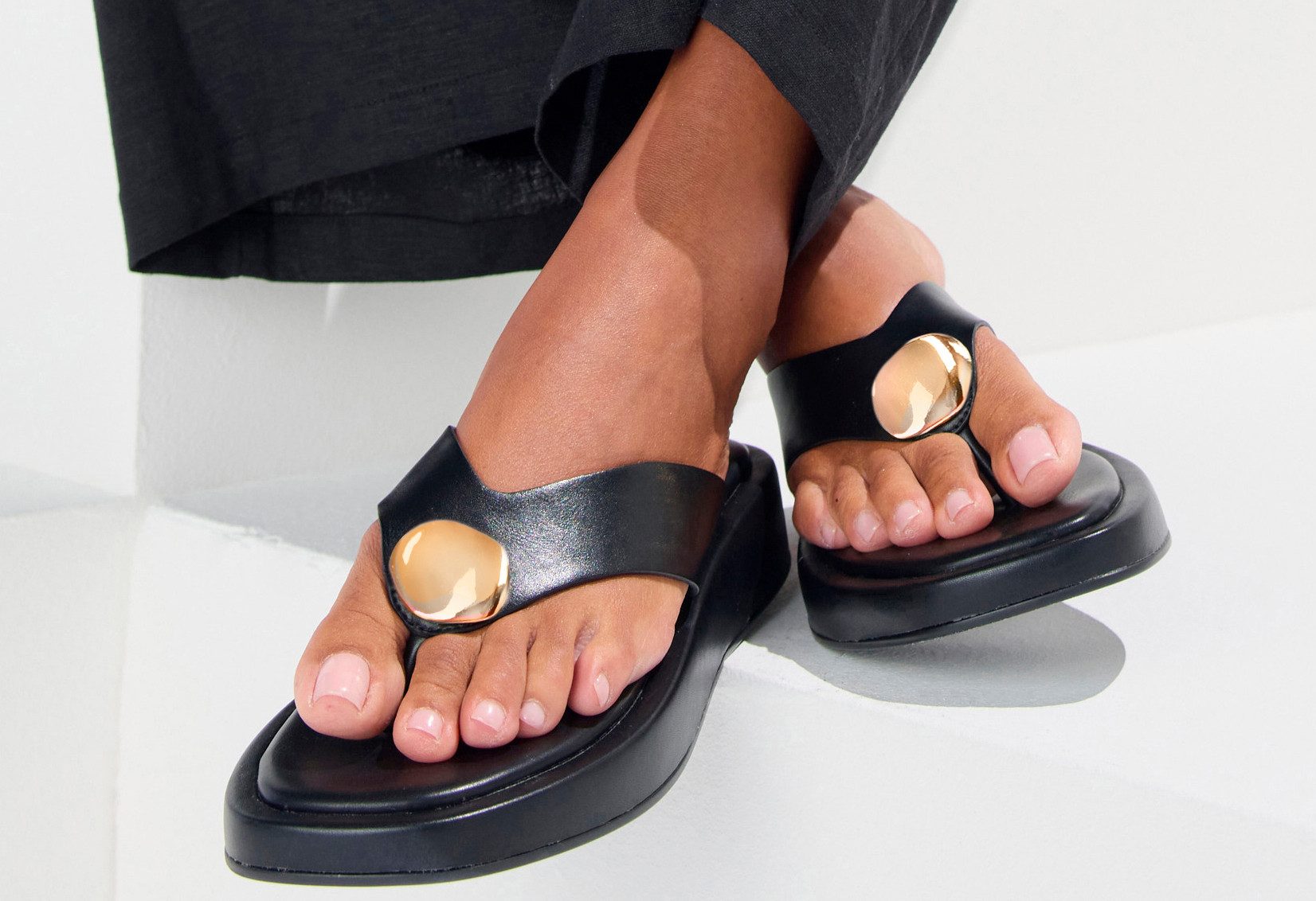 French Connection Sandale, Pantolette, offener Schuh, Sommerschuhe Zehentrenner NEU mit goldfarbenem Schmuckelement und bequemer Sohle VEGAN
