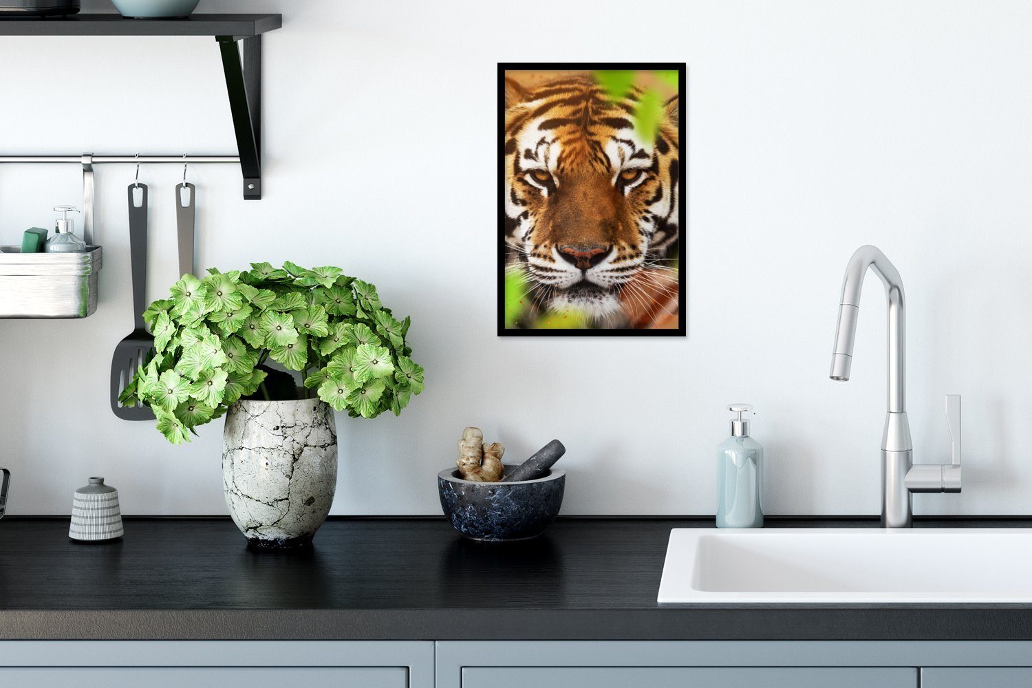 Raubtiere, Tiger - Tiere Wanddeko, Schwarzem (1 Gerahmtes Bilder, MuchoWow Wandposter, Bilderrahmen - Poster St), Poster,