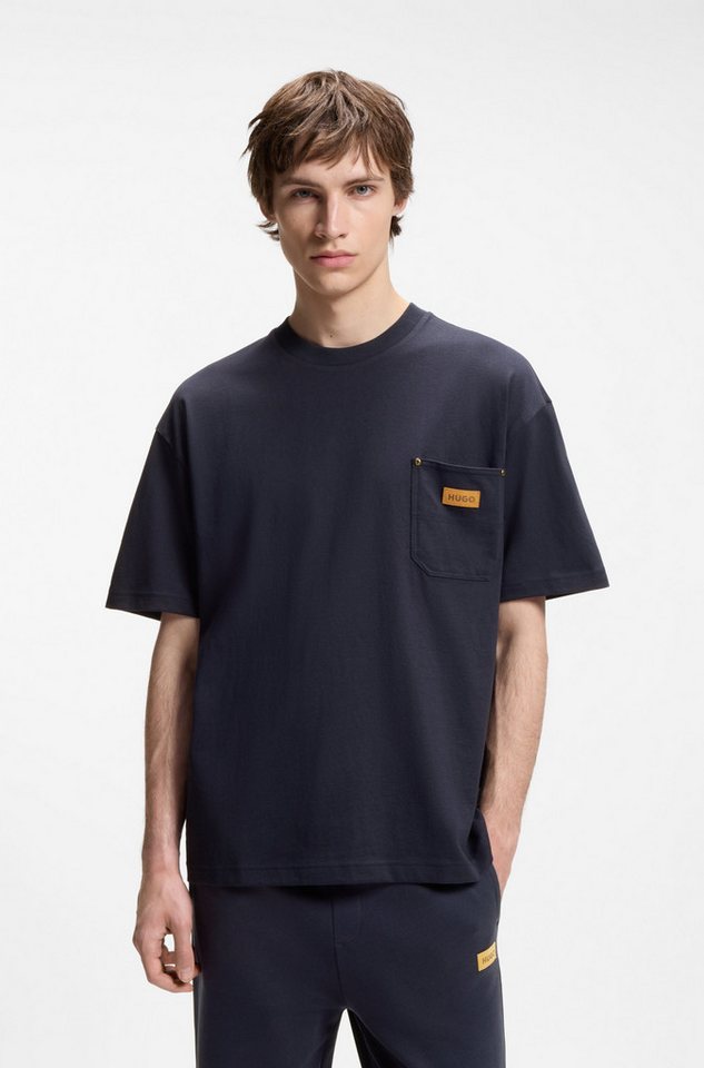 HUGO T-Shirt Nevado Brusttasche, reine Baumwolle, Logo?Badge aus Veloursleder