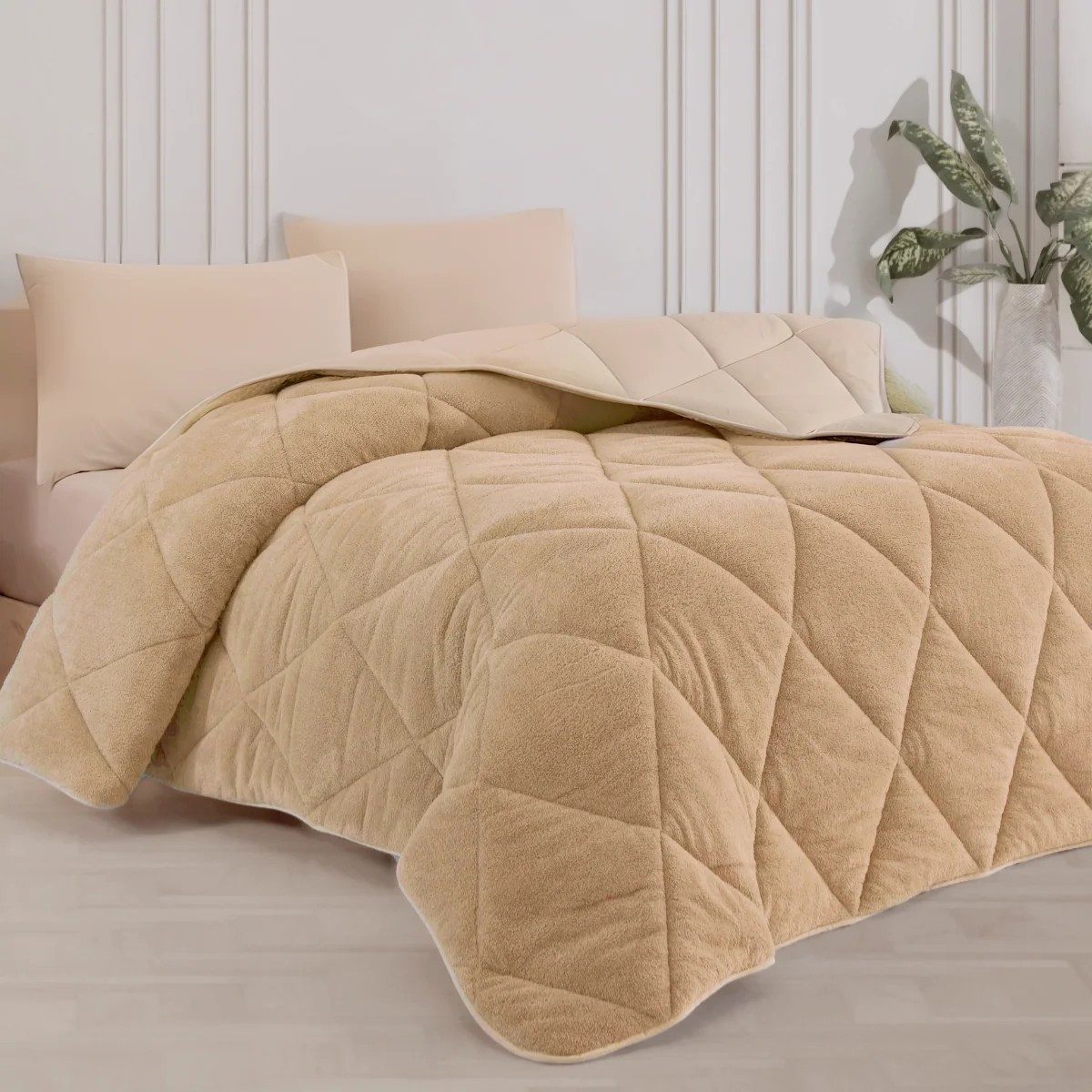 Nordic Schiller 4-Jahreszeitenbett Luxus Wellsoft Steppdecke doppelseitig Beige – Ganzjahresdecke, Füllung: mit 300 g/m² Füllung, Bezug: Wellsoft (Winterseite), Baumwollgewebe (Sommerseite), Wendbare Ganzjahresdecke, Doppelseitiges Steppbett