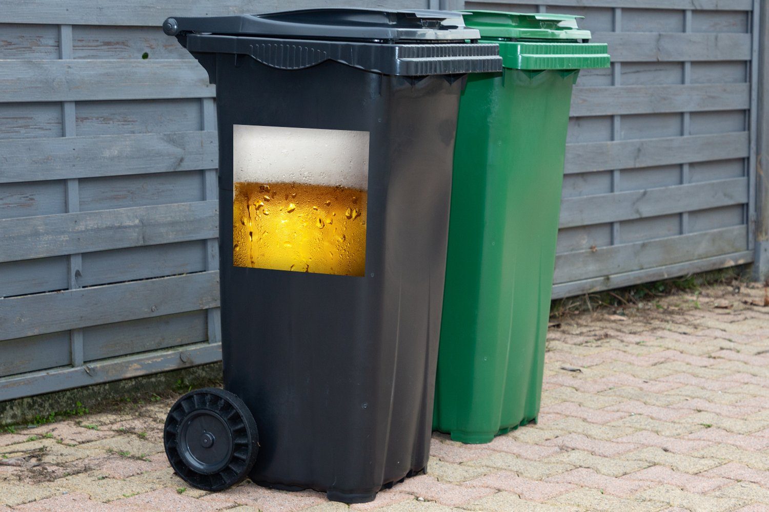St), (1 MuchoWow Abfalbehälter Container, Mülltonne, Bierglas mit Kondenswasser Sticker, Mülleimer-aufkleber, Überfülltes Wandsticker