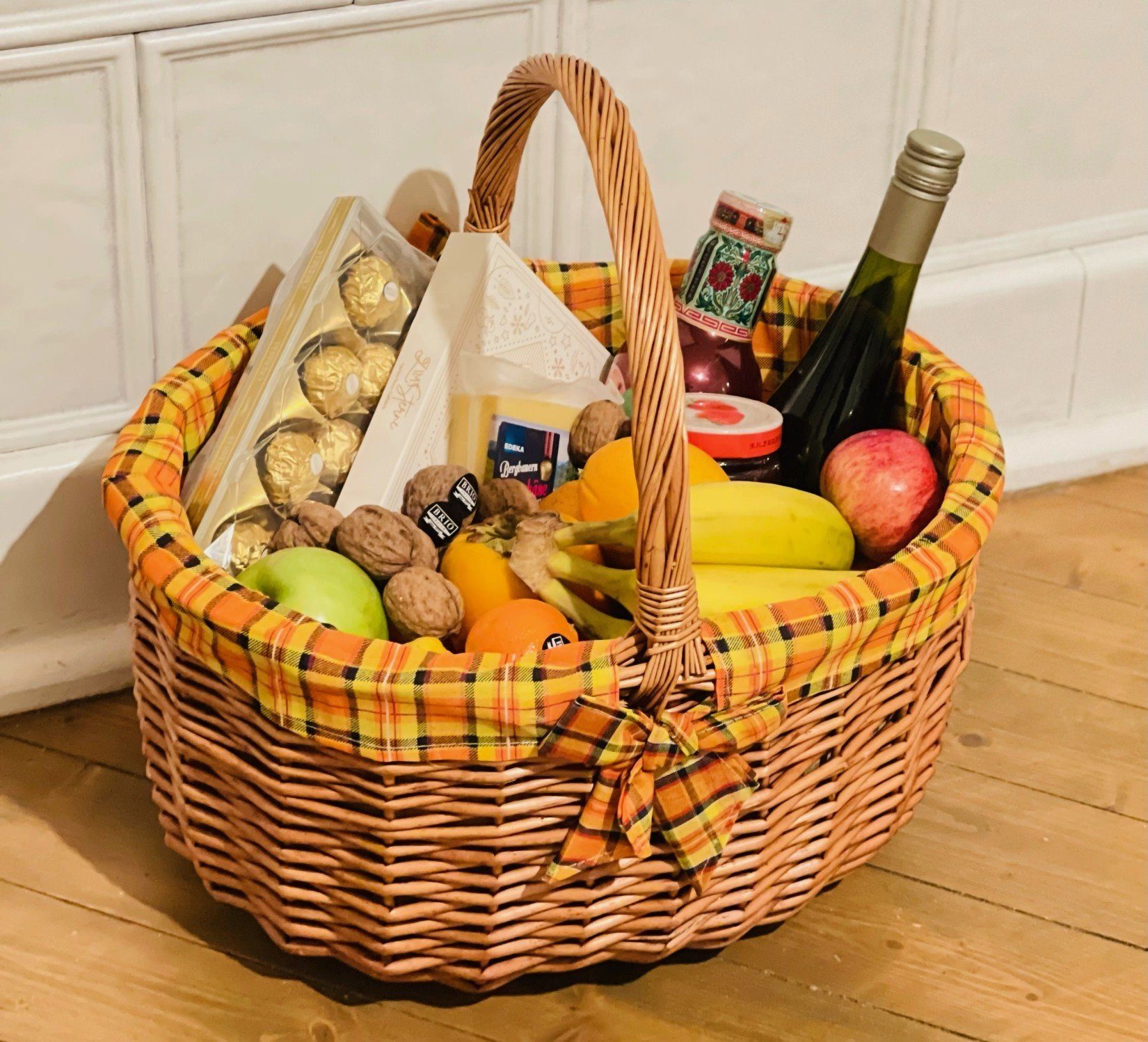 Dekoleidenschaft Einkaufskorb "Karo" aus Weide, großer Bügelkorb, Weidenkorb, Picknickkorb, mit karierter Textileinlage in 2 Varianten, Autokorb, Tragekorb