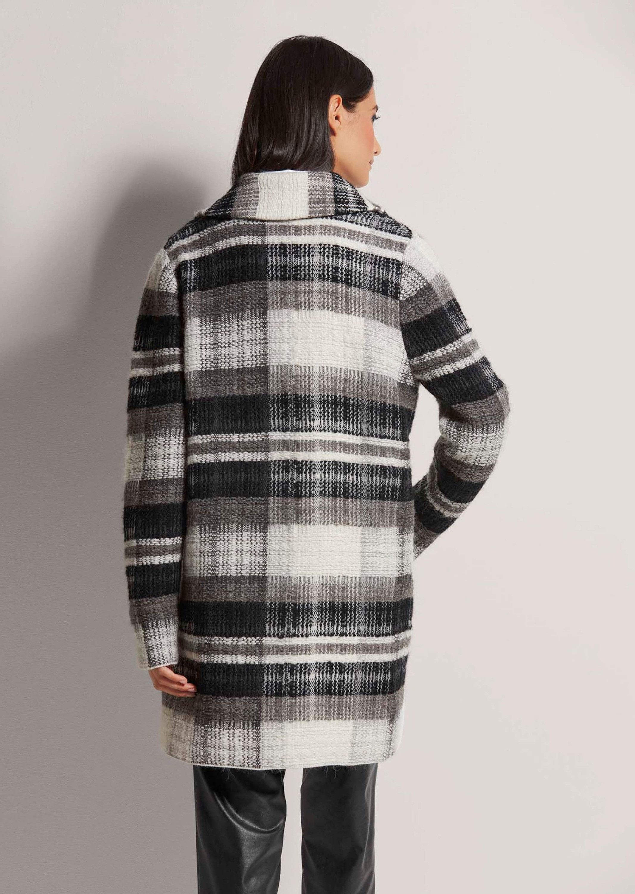 MADELEINE Strickjacke Dünner Mantel aus italienischem Garn Karo-Mantel mit Reverskragen, zweireihig