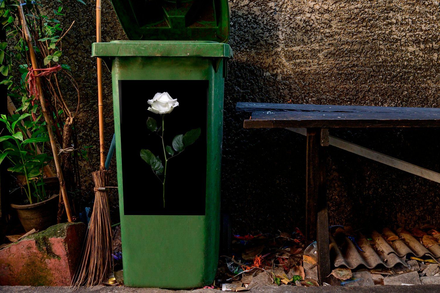 Mülleimer-aufkleber, weiße Abfalbehälter Mülltonne, St), MuchoWow Wandsticker (1 schwarzem Container, Eine auf Sticker, Hintergrund Rose